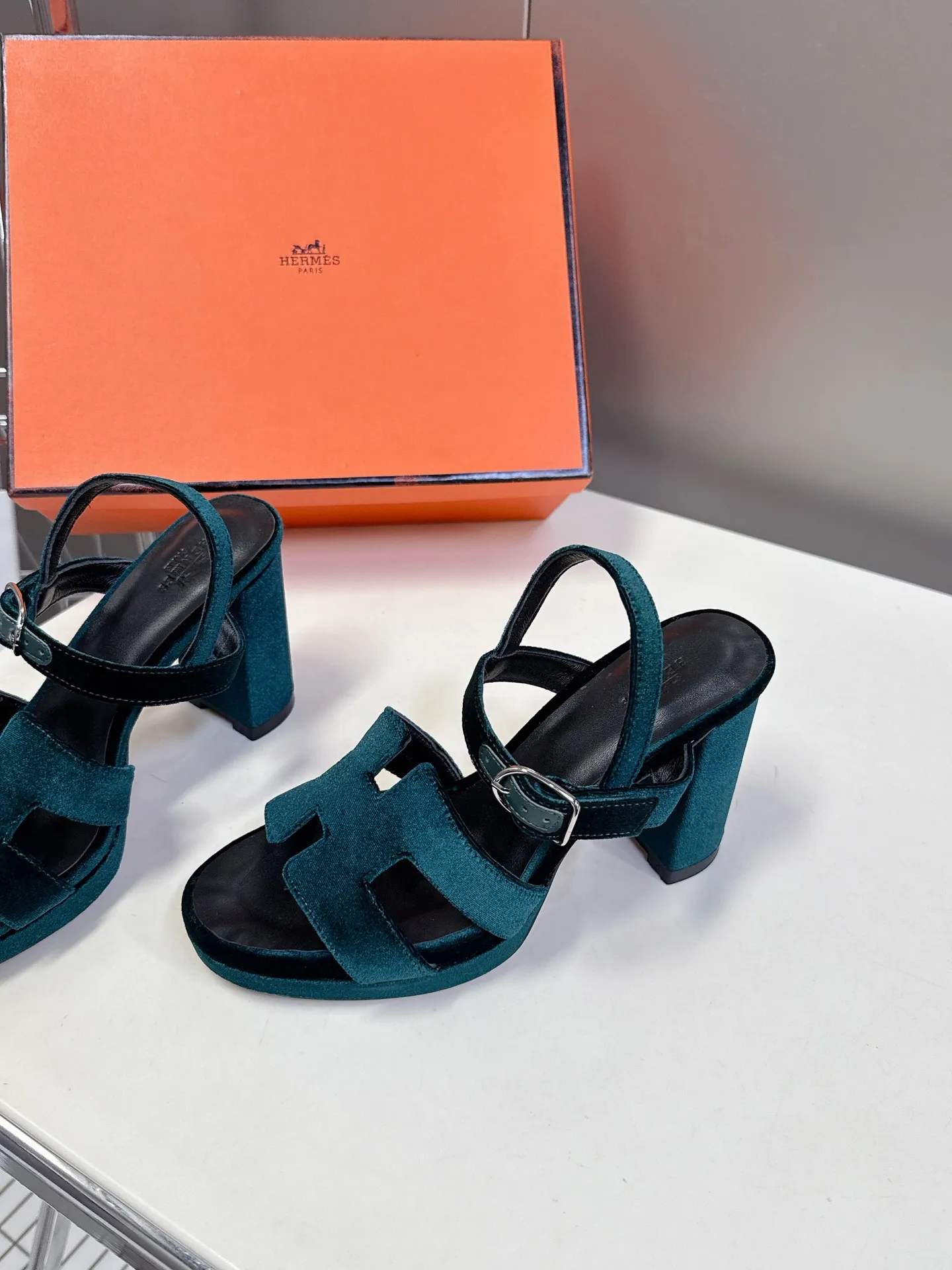 👟👟Ex-factory price 620👟👟 Hermès new spring and summer high-heeled sandals 🧡Upper: imported first-layer suede cowhide, mixed lambskin for feet, original leather outsole. You get what you pay for, genuine materials, whether it is leather, last shape, sole, or craftsmanship, all are consistent with ZP❗️ 🧡Suede high-heeled sandals, classic "H"-shaped upper with flexible ankle strap to highlight the slender ankle, about 9 cm high heels to reshape the body shape, genuine leather soles to enhance style, simple and smooth design, creating a fashionable and feminine look.  🧡Size: 35-39 yards (40 can be customized with no return or exchange) 🧡Color: multi-color 🧡Heel height: about 9 cm at the heel and 2 cm at the bottom